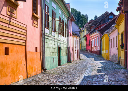 Stein gepflasterte Strasse mit bunten Häusern in der mittelalterlichen Stadt Sighisoara, Rumänien Stockfoto
