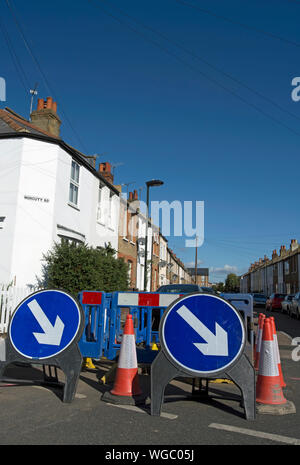 Britische Blau und Weiß rechts Verkehrszeichen auf einer Straße Reparatur in Twickenham, Middlesex, England Stockfoto