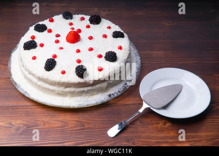 Hausgemachte Kuchen mit Brombeeren Johannisbeeren Himbeeren auf einen hölzernen Tisch. rustikal. Stockfoto