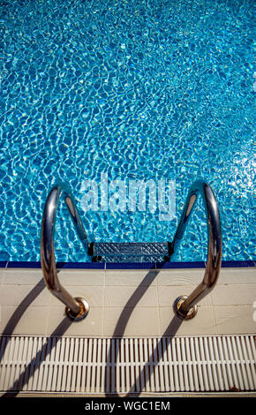 Schnappen Sie sich Bars Leiter im Schwimmbad Stockfoto