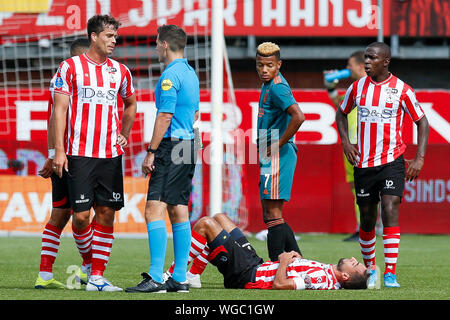 Rotterdam, Niederlande. 01 Sep, 2019. ROTTERDAM, 01-06-2019, Het Kasteel Stadium, der niederländischen Eredivisie, Saison 2019-2020, Sparta player Jurgen Mattheij (L) und Schiedsrichter Jochem Kamphuis (C) mit Ajax-Spieler David Neres (R) und Sparta player Adil Auassar während des Spiels Sparta - Ajax verletzt. Credit: Pro Schüsse/Alamy leben Nachrichten Stockfoto