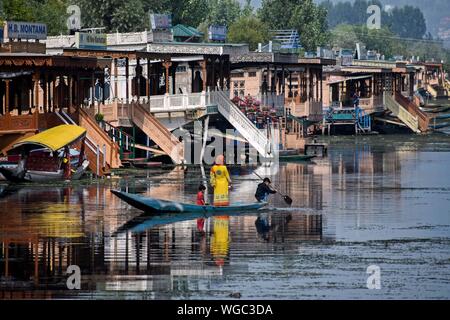 Srinagar, Indien. 01 Sep, 2019. Eine Frau, die mit ihren Kindern auf einem Boot während des Stillstands in Srinagar. Kaschmir-tal blieb für die 24 nachfolgenden Tag nach Aufhebung der besondere Status von Jammu und Kaschmir und die Bifurkation. Credit: SOPA Images Limited/Alamy leben Nachrichten Stockfoto