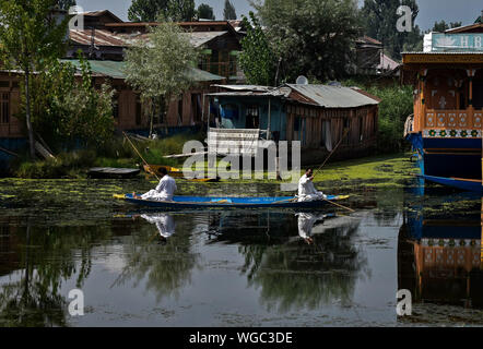 Srinagar, Indien. 01 Sep, 2019. Kaschmir Bewohner auf einem Boot fischen während der Schließung in Srinagar, Kashmir Valley blieb für die 24 nachfolgenden Tag nach Aufhebung der besondere Status von Jammu und Kaschmir und die Bifurkation. Credit: SOPA Images Limited/Alamy leben Nachrichten Stockfoto