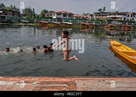 Srinagar, Indien. 01 Sep, 2019. Ein Junge springt in den See während der Schließung in Srinagar. Kaschmir-tal blieb für die 24 nachfolgenden Tag nach Aufhebung der besondere Status von Jammu und Kaschmir und die Bifurkation. Credit: SOPA Images Limited/Alamy leben Nachrichten Stockfoto