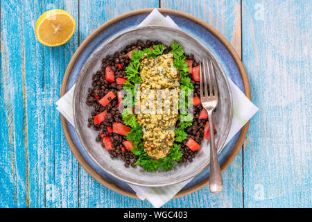 Pesto - verkrusteten Kabeljau mit Puy Linsen und Tomaten - Ansicht von oben Stockfoto