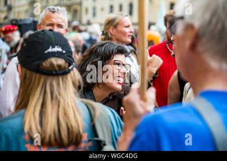 Der Coup - Layla Moran MP, Liberaldemokratischen Partei zu stoppen. Im Gespräch mit den Demonstranten gegen die proroguing des Parlaments durch Boris Jonhson PM protestieren. Stockfoto