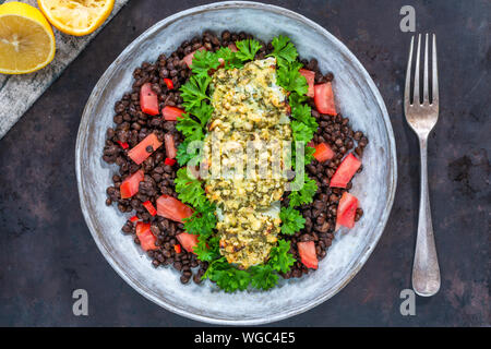 Pesto - verkrusteten Kabeljau mit Puy Linsen und Tomaten - Ansicht von oben Stockfoto