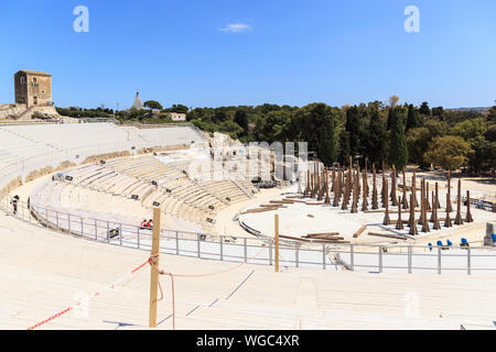 Panoramablick auf das Teatro Greco, griechisches Amphitheater in Siracusa, sonniger Frühlingstag Stockfoto