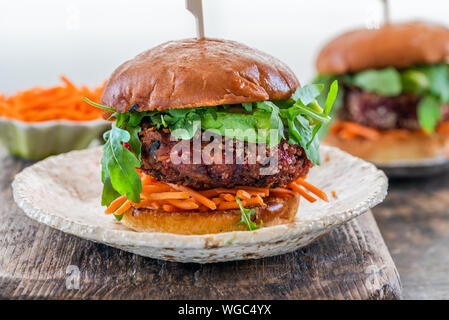 Vegetarische Rote-bete-Burger mit Avocado und Karotte slaw in brioche Bun Stockfoto