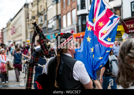 Stoppen Sie den Coup - Schottische Dudelsackpfeifer spielt, während Demonstranten März durch Cornmarket Street Oxford, an der Aussetzung des Parlaments verärgert. Stockfoto