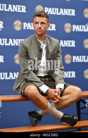 München, Deutschland. 01 Sep, 2019. Thomas Mueller (MULLER, Bayern München) sitzt nachdenklich und auf einem Bierzelt in Lederhosen, Kostüm, Einzelbild, ausgeschnitten, vollen Körper geschossen, ganze Figur introvertiert. FC Bayern Munich-Paulaner Fotoshooting für Oktoberfest, am 01.09.2019. | Verwendung der weltweiten Kredit: dpa/Alamy leben Nachrichten Stockfoto