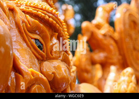 Carving oder Bildhauerei für traditionelle thailändische Kerze Parade Festival in Ubon Ratchathani, Thailand. Stockfoto