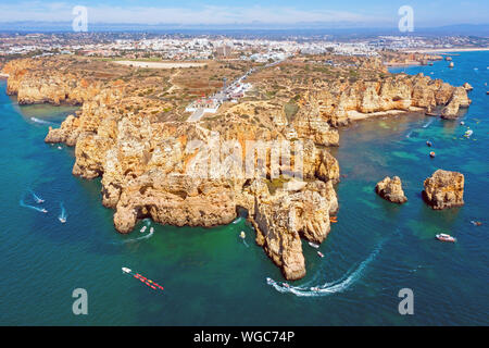 Antenne aus natürlichen Felsen und den Leuchtturm bei Ponte Piedade in Lagos Portugal Stockfoto