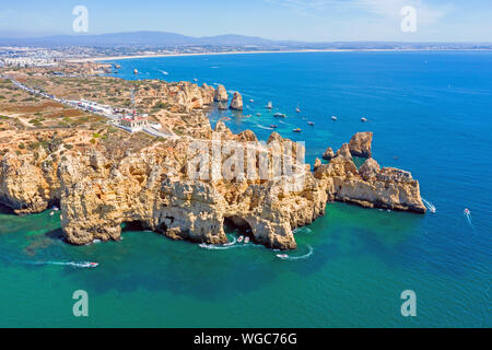 Antenne aus natürlichen Felsen und den Leuchtturm bei Ponte Piedade in Lagos Portugal Stockfoto