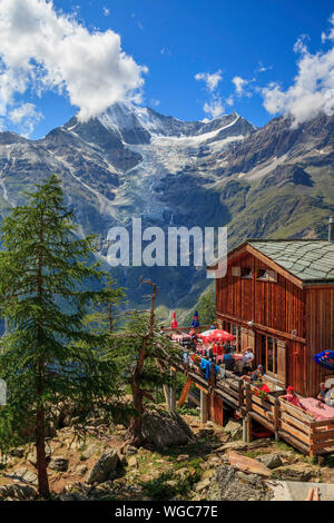 Europahutte Berghütte mit Weisshorn im Hintergrund Stockfoto