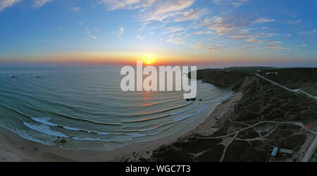 Antenne Panorama von Amado Strand an der Westküste Portugals bei Sonnenuntergang Stockfoto