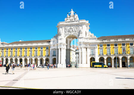 Lissabon, Portugal - 30. Mai 2015: Commerce Square, eines der wichtigsten Wahrzeichen der portugiesischen Hauptstadt, mit dem berühmten Triumphbogen in Lisb Stockfoto