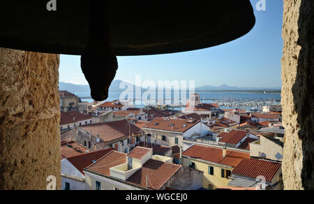 Luftaufnahme der Stadt Alghero, in Sardinien, vom Kirchturm der Kirche San Francesco Stockfoto