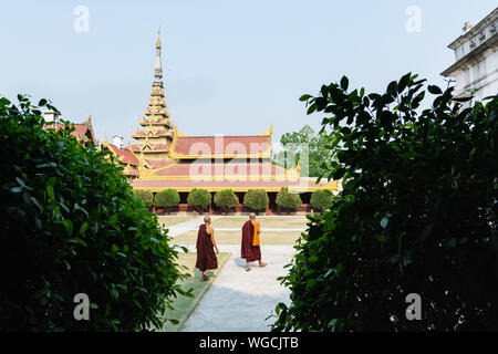 Mandalay, Myanmar - April 2019: zwei Buddhistische Mönche wandern im Hinterhof des Royal Palace Stockfoto