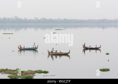 Mandalay, Myanmar - April 2019: Tourist in der Bootsfahrt auf dem Taung Tha Mann See in der Morgendämmerung Stockfoto