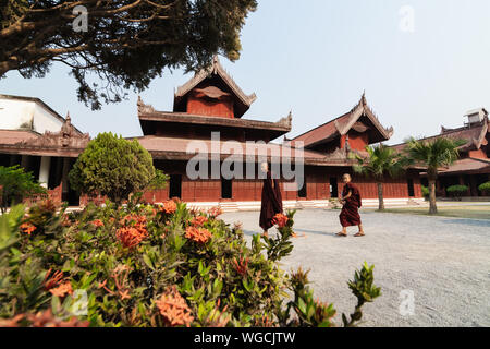 Mandalay, Myanmar - April 2019: zwei Buddhistische Mönche wandern im Hinterhof des Royal Palace Stockfoto