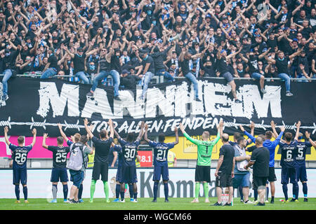 Kaiserslautern, Deutschland. 01 Sep, 2019. Fussball: 3.Liga, 1.FC Kaiserslautern - SV Waldhof Mannheim, 7. Spieltag, an Fritz Walter Stadion. Die Mannheimer Team bedankt sich bei den Fans. Foto: Uwe Anspach/dpa/Alamy leben Nachrichten Stockfoto