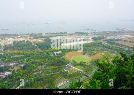 Singapur - 25 AUG 2019 - Luftbild der Gärten durch die Bucht vom Dach des Marina Bay Sands Resort an der Bucht vor in Singapur gesehen. Stockfoto