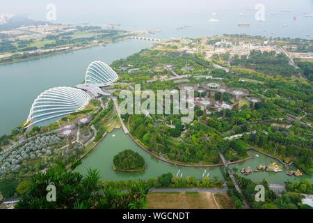 Singapur - 25 AUG 2019 - Luftbild der Gärten durch die Bucht vom Dach des Marina Bay Sands Resort an der Bucht vor in Singapur gesehen. Stockfoto