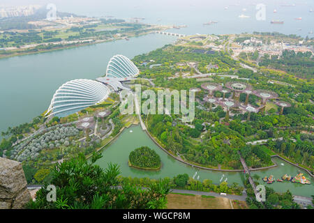 Singapur - 25 AUG 2019 - Luftbild der Gärten durch die Bucht vom Dach des Marina Bay Sands Resort an der Bucht vor in Singapur gesehen. Stockfoto