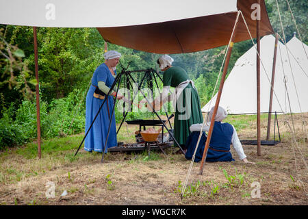 Mittelalterlichen Lebens - Damen Abendessen kochen - Tewkesbury Medieval Festival 2019 Stockfoto