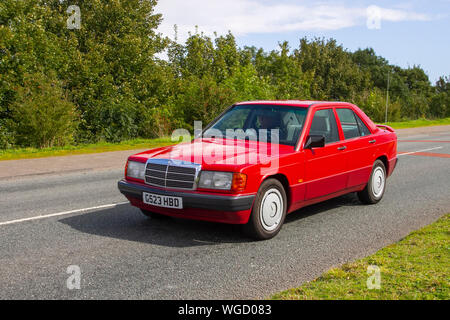 1989 80s Red Mercedes Benz 190 2019 Bradford to Morecambe Charity Oldtimer-Rallye, alt, Retro-Fahrzeug, historisches Automobil, Transport, Classic antique, Sammlung, Autotransport, Design, Motor, Fahren, historisch, Geschichte, Show, Motor, Restauriertes Sammlerstück, Stil, historische Fahrzeug laufen. Stockfoto