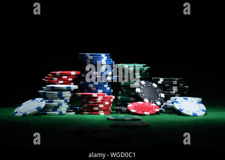 Nahaufnahme von Gruppe poker chips am grünen Tisch. Ansicht von vorn Stockfoto