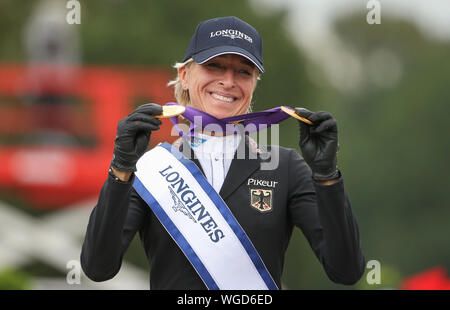 01. September 2019, Niedersachsen, Luhmühlen: Pferdesport, Eventing, Europameisterschaften: Deutsche eventing Reiter Ingrid Klimke präsentiert ihre Goldmedaillen für Einzelne und Teams Siege. Foto: Friso Gentsch/dpa Stockfoto