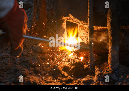 Schweißgerät mit Schmelzen von Metall Tropfen und Funken Funken. Stockfoto