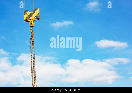 Kran Lasthaken gegen den Himmel mit Wanderwegen und Kette. Stockfoto