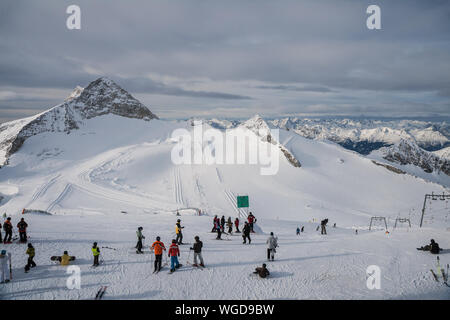 Winter Bergwelt Skigebiet Zillertal Hintertuxer Gletscher, Tirol, Österreich. Masse der Leute Skifahrer und Snowboarder an der oberen Station. Stockfoto