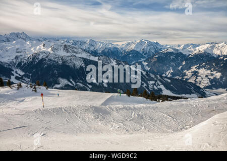 Winter Berglandschaft. Skipiste auf dem Hintergrund eines schneebedeckten Bergkette, Zillertal Arena, Österreich Stockfoto