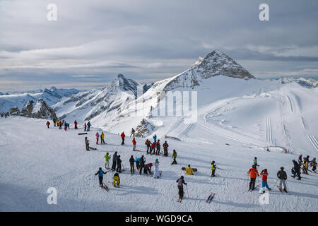 Winter Bergwelt Skigebiet Zillertal Hintertuxer Gletscher, Tirol, Österreich. Masse der Leute sich Skifahrer und Snowboarder am oberen Bahnhof von Hinterrhein Stockfoto