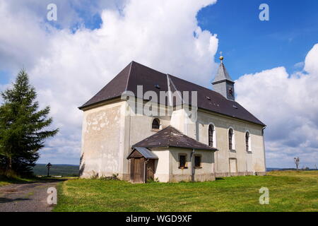 Klassizistische Kirche der Heiligen Dreifaltigkeit aus dem Jahre 1783 in Maly Haj, Hora Svate Kateriny Stadt, die meisten Bezirk Ústí nad Labem Region, Krusne Hory, C Stockfoto