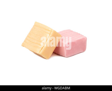 Zwei quadratische Kaubonbons auf weißem Hintergrund Stockfoto