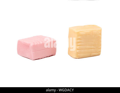 Zwei quadratische Kaubonbons auf weißem Hintergrund Stockfoto