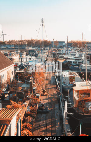 Zaandam, Niederlande, 18. April 2019: Der Steg durch die Druka Marina in Zaandam Stockfoto