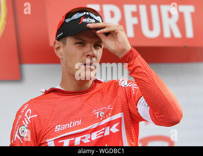 Erfurt, Deutschland. 01 Sep, 2019. Radfahren: UCI Europaserie - Deutschland Tour, Phase 4, Eisenach - Erfurt (159, 50 km). Die belgische Jasper Stuyven vom Team Trek-Segafredo feiert seinen Sieg im roten Jersey auf dem Podium. Quelle: Bernd Thissen/dpa/Alamy leben Nachrichten Stockfoto