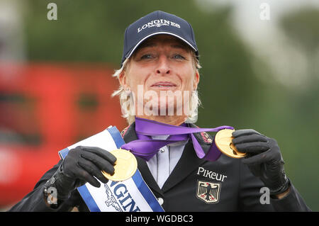 01. September 2019, Niedersachsen, Luhmühlen: Pferdesport, Eventing, Europameisterschaften: Deutsche eventing Reiter Ingrid Klimke präsentiert ihre Goldmedaillen für Einzelne und Teams Siege. Foto: Friso Gentsch/dpa Stockfoto