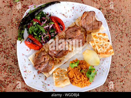 Türkische Toppings mit frischem Pfeffer und frischem Gemüse aus einem hohen Winkel Stockfoto