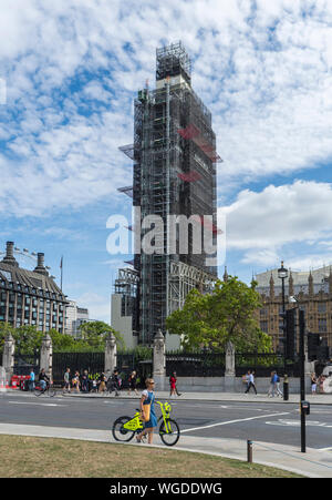 Gerüst um Elizabeth Tower für Restaurierung, Renovierung, Reparaturen am Palast von Westminster, London, Großbritannien. Big Ben London. Mit Gerüsten bedeckt. Stockfoto