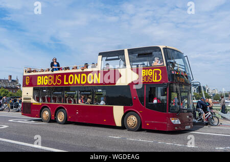 Big Bus Touren open top tour bus Touristen nehmen um Central London Sightseeing vom Bus auf die Westminster Bridge, London, England, UK. Stockfoto