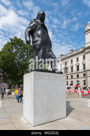 Statue von Sir Winston Churchill, eine Bronzeskulptur auf dem Parliament Square, City of Westminster, Central London, England, UK. Churchill Statue London. Stockfoto