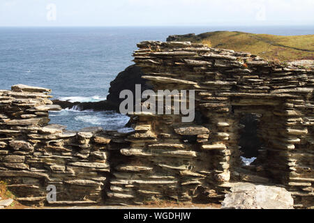 Reste der Burg Tintagel mit Atlantik im Hintergrund Stockfoto