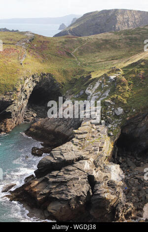 Blick auf die Küste von Tintagel Castle, an der Nordküste von Cornwall Stockfoto